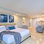 Oceanfront Luxury Renovated Resort Getaway!
