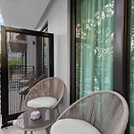 Pretty Rola 203 Deluxe Apartment With King Bed Close To Beach And Downtown