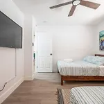 Casa Ola - Surf Themed Pool Home, Near Downtown