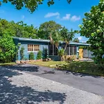 Casa Ola - Surf Themed Pool Home, Near Downtown