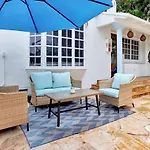 Villa Rio Vista - Massive Las Olas Compound With Pool & 3 Living Areas With Kitchens