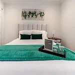The Garden View 2-Bedroom Home Heated Pool