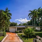 The Garden View 2-Bedroom Home Heated Pool