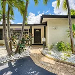 Luxury Tropical Oasis! Huge Saltwater Pool! 1 Mile To Beach!