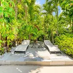 Luxury Tropical Oasis! Huge Saltwater Pool! 1 Mile To Beach!