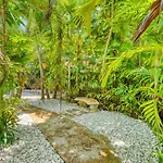 Luxury Tropical Oasis! Huge Saltwater Pool! 1 Mile To Beach!