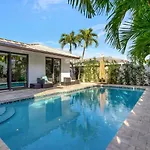 Lynoras Luxe Estate 3 Bedroom 3 Bath With Modern Design And Heated Pool