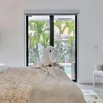 Lynoras Luxe Estate 3 Bedroom 3 Bath With Modern Design And Heated Pool