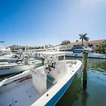 Mahalo Apartments On The Water