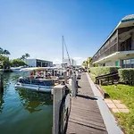 Mahalo Apartments On The Water