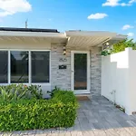 Renovated + 2Mi From Beach + Heated Pool +Grill