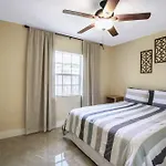 Relaxing 3 Bedroom House-Close To Beaches And Airport!