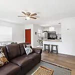 Bright And Spacious 2 Bedroom Apartment
