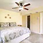 Relaxing 3 Bedroom House-Close To Beaches And Airport!