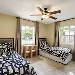Relaxing 3 Bedroom House-Close To Beaches And Airport!