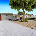 Relaxing 3 Bedroom House-Close To Beaches And Airport!