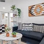 Beautiful Apt In Victoria Park