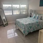 Beachside Bliss: Charming 1 Bed