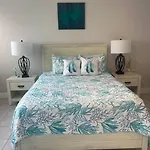 Beachside Bliss: Charming 1 Bed