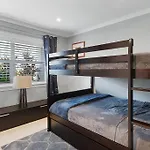 Luxury Waterfront & Infinity Pool/Hot Tub Sleeps 8