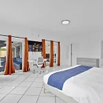 Lakefront Villa With Heated Pool Only 6 Minutes To The Beach