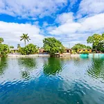 Lakefront Villa With Heated Pool Only 6 Minutes To The Beach