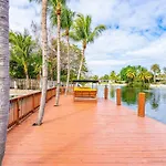 Lakefront Villa With Heated Pool Only 6 Minutes To The Beach