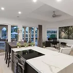 Luxury Waterfront & Infinity Pool/Hot Tub Sleeps 8