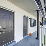 Chic Retreat: 2Br Apartment!