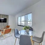Chic Retreat: 2Br Apartment!