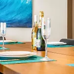 Exquisite House In Lbts- 7 Min Walk To The Beach!