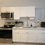 Cozy Fun-Size Getaway + Pool&Spa 5 Mins To Beach