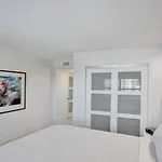 Amazing Two Bedrooms Apartment With Skyline Views