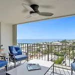Amazing Two Bedrooms Apartment With Skyline Views