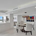 Amazing Two Bedrooms Apartment With Skyline Views