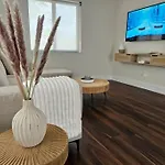 Newly-Renovated, Designer Apt Close To The Beach
