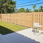 Newly-Renovated, Designer Apt Close To The Beach