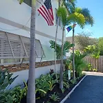 The Big Coconut Guesthouse - Gay Men\'S Resort