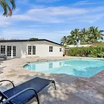 New ! Pool House 3-Bedroom Home Victoria Park