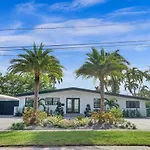 New ! Pool House 3-Bedroom Home Victoria Park