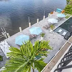 The Modern Castle Canal View Access Rooftop Living Greenhouse Vlllas