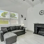 2Br 1Ba Home Near Nightlife And Beach