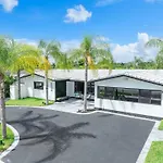 Lush Florida King Bed Studio - Dog Friendly Oasis