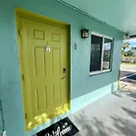 2 Min Walk To Beach With Free Parking At Lauderdale 17-1