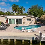 Diana\'S Waterfront Villa