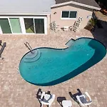 Diana\'S Waterfront Villa