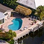 Diana\'S Waterfront Villa