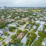 Bnb Hyperion - Stylish Apartment Steps From Beach
