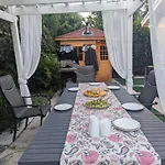 Lovely 3-Bd, Walk To Bars, 9 Min Drive From Beach! Heated Pool.