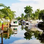 Givenchy Waterfront Villa With Hot Tub & Bbq